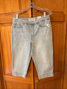 Tribal Jeans NWT Audrey Pull-On Slim Capri Light Wash Jeans size 8